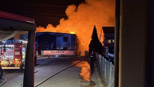 Pożar zakładów Zemax na Witosa. Cała hala objęta ogniem