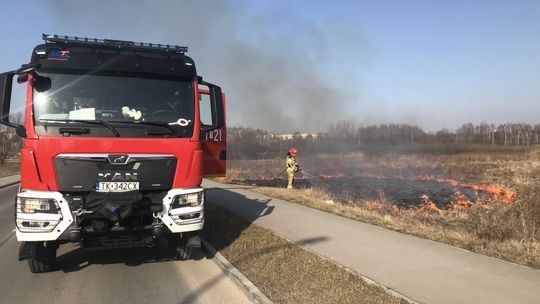 Pożary traw czy nieużytków to także zagrożenie dla  innych działań straży 