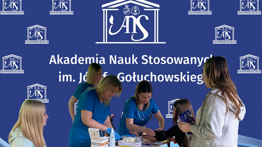 Poziom cukru we krwi, pomiar ciśnienia i pokaz pierwszej pomocy na Targach Edukacji i Biznesu w Starachowicach