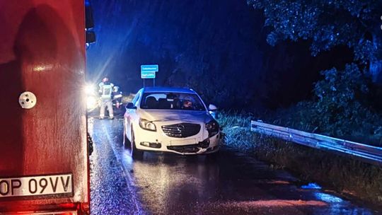 Pozrywane dachy, połamane drzewa, uszkodzone auta 