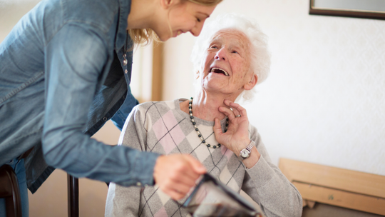Praca opiekunki osób starszych w Niemczech. Jak znaleźć uczciwą agencję opiekuńczą?