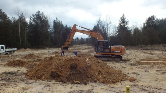 Prace przy terenach inwestycyjnych w Ostrowcu Św. nabierają tempa