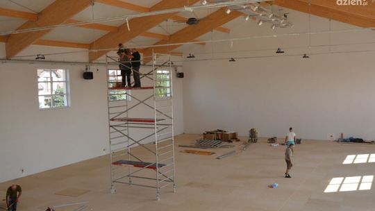 Prace w sali gimnastycznej w Woli Kopcowej na finiszu. Co zostało już wykonane?