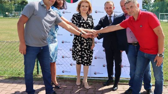 Prawie 900 tysięcy złotych na nowe boisko w Kostomłotach Drugich!
