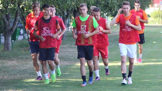 Prawie trzydziestu piłkarzy na pierwszym treningu - wraca Tomasz Persona