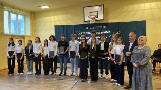 Prestiżowe certyfikaty Cambridge dla uczniów z Ostrowca dzięki wsparciu gminy