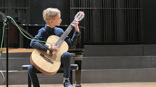 Prezentacja instrumentów smyczkowych i gitary dla kandydatów do szkoły muzycznej