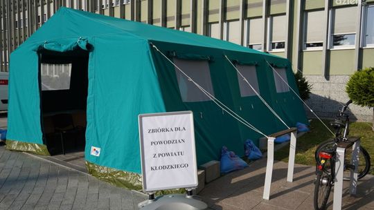 Przed Świętokrzyskim Urzędem Wojewódzkim w Kielcach rozpoczęła się zbiórka darów dla powodzian
