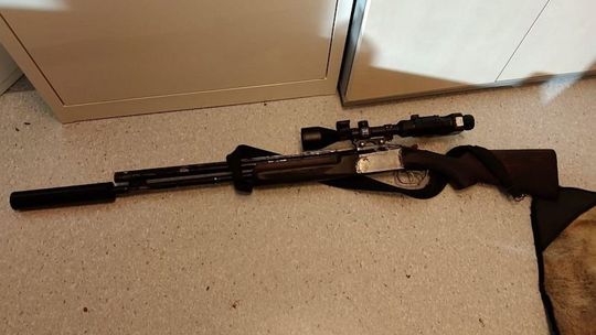 Przed wymiarem sprawiedliwości od lat ukrywał się… w lesie