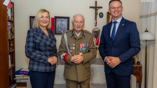 Przedświąteczne spotkania z bohaterami. Marszałek Renata Janik odwiedziła świadków historii