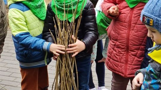 Przedszkolaki sadziły drzewka z okazji Dnia Ziemi