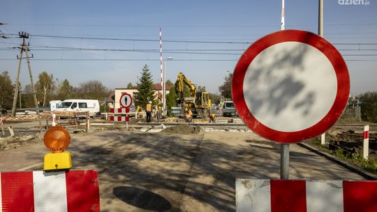 Przejazd kolejowy przy Żeromskiego otwarty, Sandomierska na finiszu