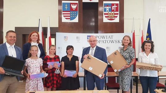 Przekazali sprzęt elektroniczny