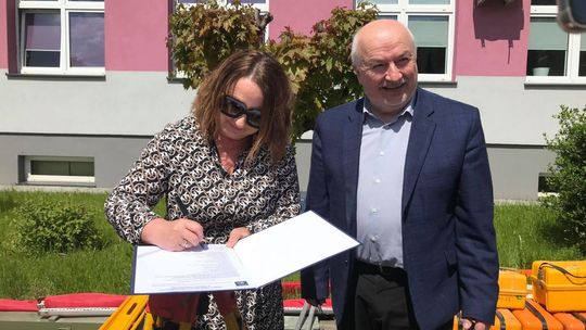 Przekazanie sprzętu geodezyjnego w WSBiP w Ostrowcu Świętokrzyskim