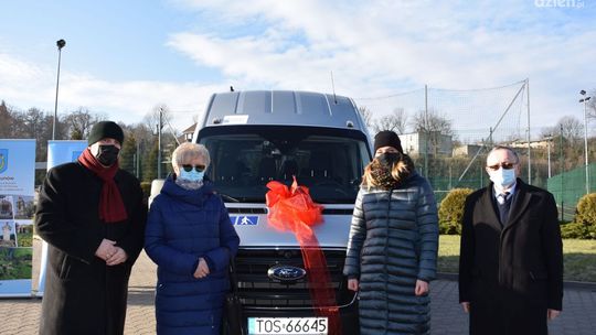 Przekazano kolejny pojazd dla osób niepełnosprawnych 