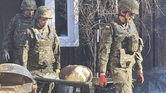 Przez 80 lat spali na bombie