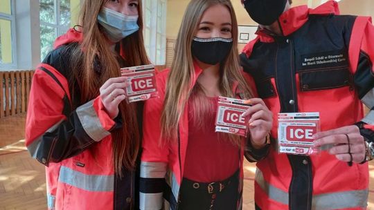 Przyszli ratownicy ze "Skłodowskiej" promują karty ICE