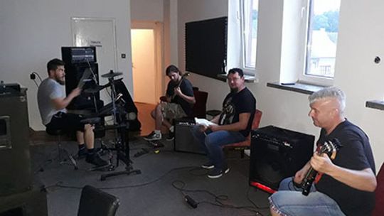 Punkowe rytmy na rodzinnym pikniku w Ćmielowie 