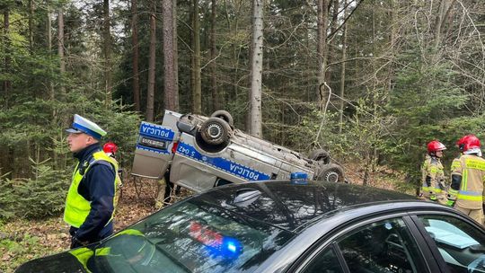 Radiowóz dachował pod Kielcami. Dwóch policjantów trafiło do szpitala