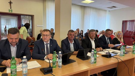 Radni powiatu ostrowieckiego protestują przeciwko ośrodkom dla imigrantów 