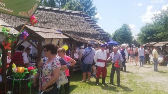 Regionalne przysmaki na jarmarku w Tokarni