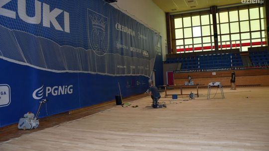Remont hali przy ul. Krakowskiej w Kielcach. Nowy parkiet i odnowione szatnie