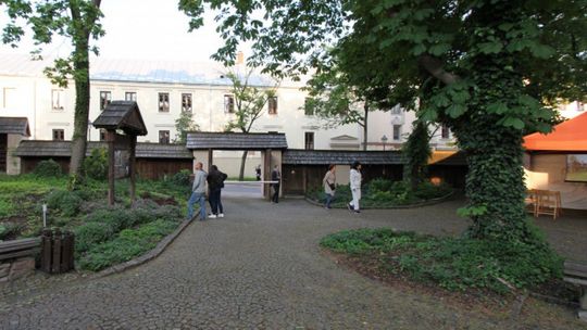 Remont zabytkowego ogrodzenia w Dworku Laszczyków w Kielcach