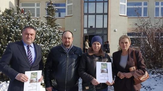 Rodzice z Janowic walczą o swoją szkołę. "Burmistrz nas nie słucha"