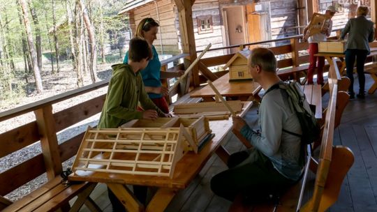 Rodzinna niedziela w Tokarni! Odkryj sekrety drewnianego budownictwa w skansenie