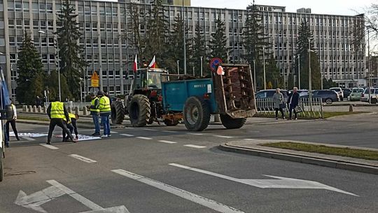 Rolnicy blokują al. IX Wieków Kielc