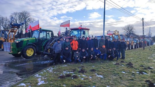 Rolnicy protestują przed urzędem wojewódzkim i na drogach krajowych w  regionie