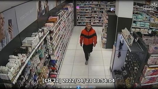 Rozpoznajesz tego mężczyznę? Jest poszukiwany przez policję za kradzież
