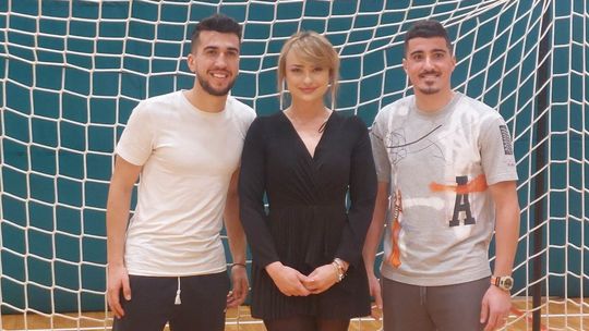 Rumuńscy piłkarze Korony z dziećmi