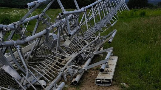 Runął maszt telekomunikacyjny w Krajnie Pierwszym. Policja wyjaśnia okoliczności zdarzenia
