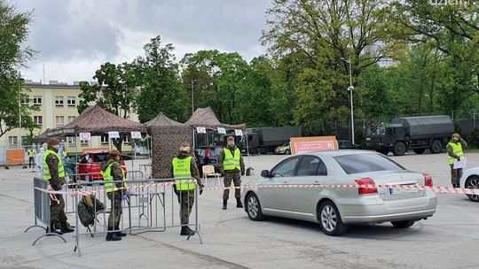 Ruszył punkt pobrań testów "drive-thru"