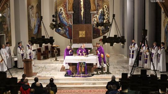 Ruszyła X Nocna Droga Krzyżowa z Dąbrowy na Święty Krzyż