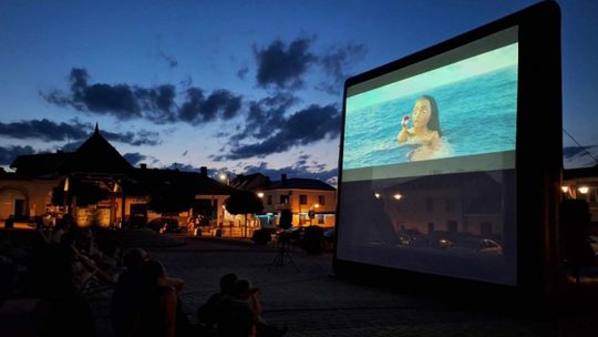Rynek Górny w Chęcinach zamienił się w klimatyczne kino plenerowe
