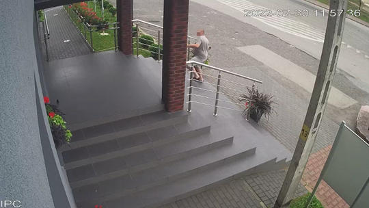 Rzucał kamieniami w UMiG w Iwaniskach