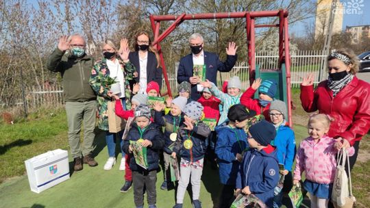 Sadzą drzewa i dotleniają świat