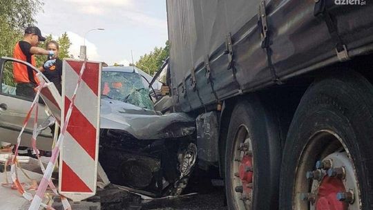 Samochód osobowy zderzył się z ciężarówką. 3 osoby ranne 