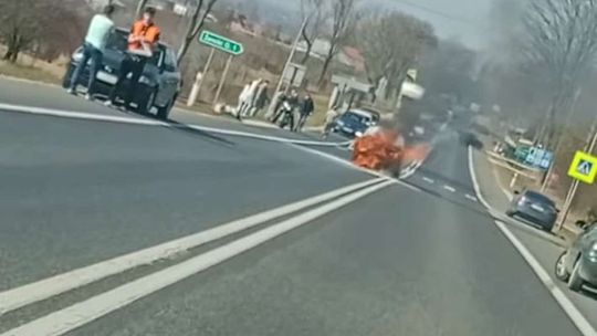 Samochód stanął w płomieniach