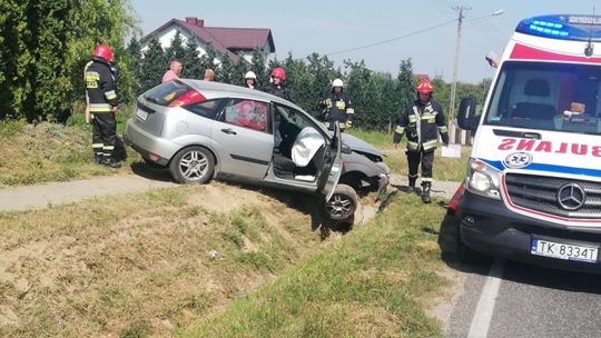 Samochód w przepuście. Są utrudnienia na drodze do Kielc