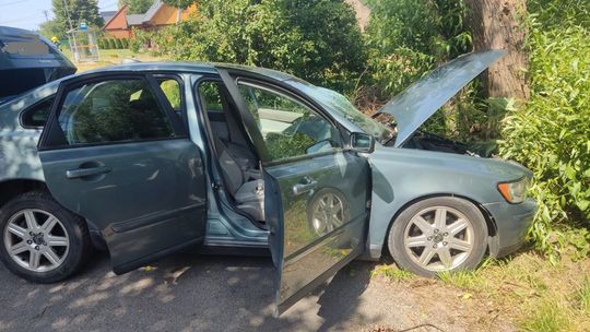 Samochód wjechał w drzewo. 5 osób w szpitalu w tym 3 dzieci