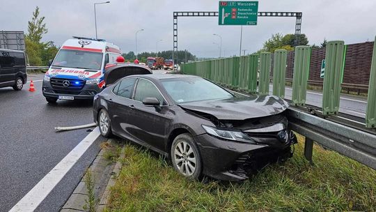 Samochód wpadł w poślizg i uderzył w bariery