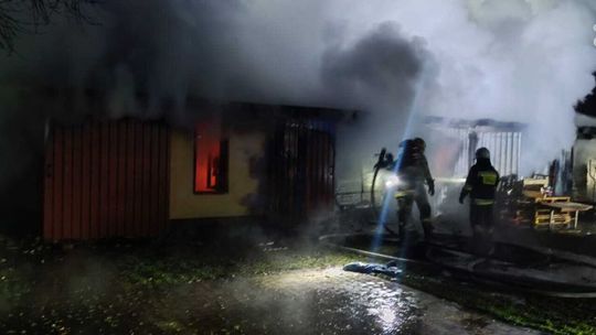 Samochody i kurnik spłonęły w nocnym pożarze