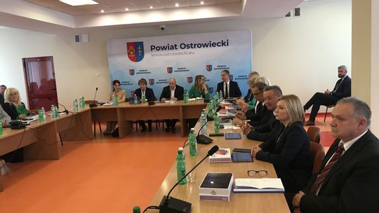 Samorząd powiatu ostrowieckiego nowej kadencji będzie udzielał absolutorium  poprzednim władzom 