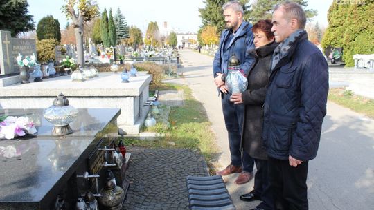 Samorządowcy zapalili znicze