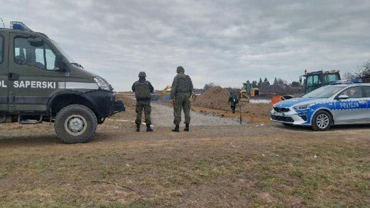 Saperzy sprawdzają teren w Okalinie 