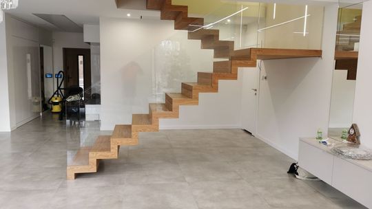 Schody drewniane na beton i na konstrukcji samonośnej - dywanowe i klasyczne