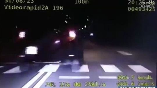 Senior wyprzedzał na pasach nieoznakowany radiowóz 